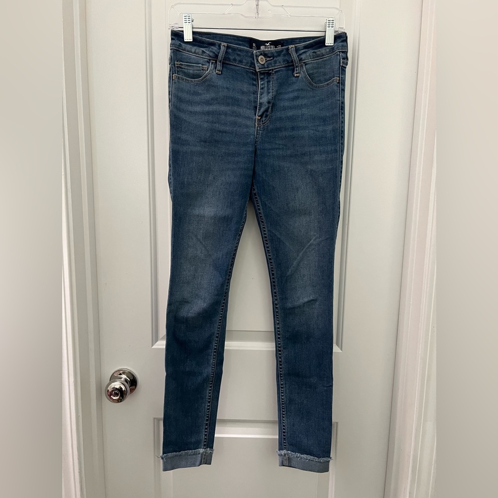 HOLLISTER • Mid-rise super skinny jeans • medium wash • size 27 x 28 • EUC